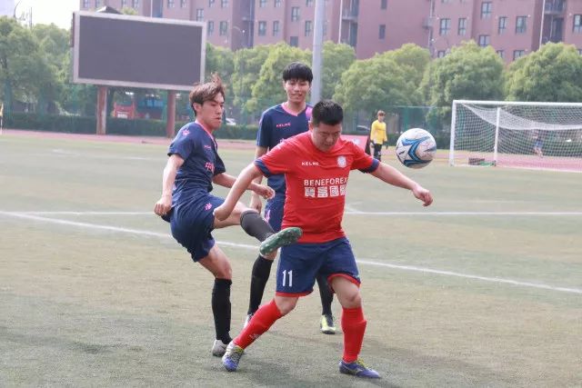 曼城大胜利物浦却面临重重困境，球迷冲突加剧